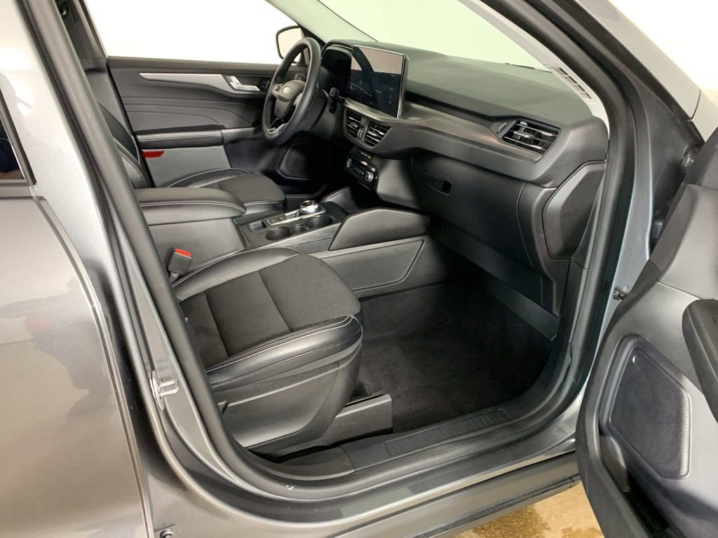 Used 2023 Ford Escape SE image 36
