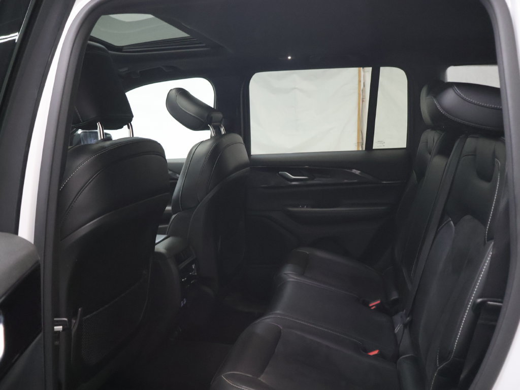 Used 2023 Jeep Grand Cherokee Altitude AWD/4WD image 14