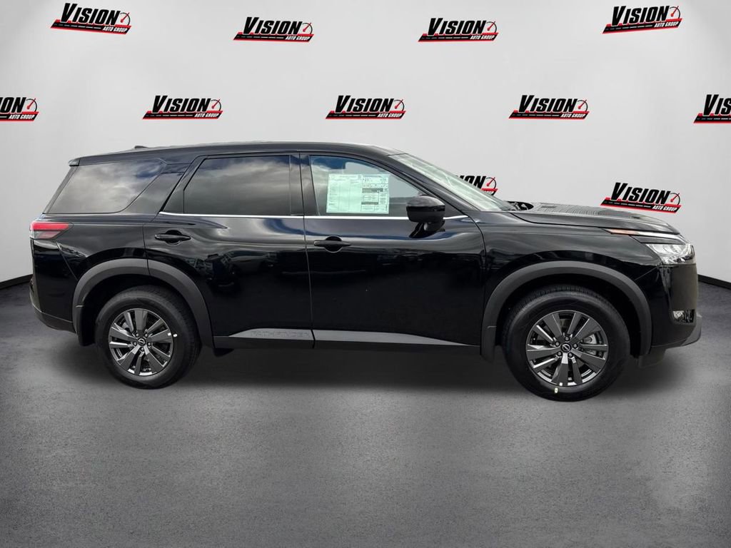 New 2025 Nissan Pathfinder S image 4