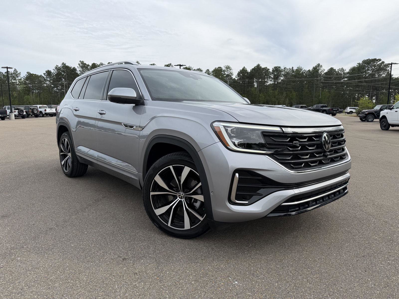 Used 2024 Volkswagen Atlas SEL Premium R-Line image 3