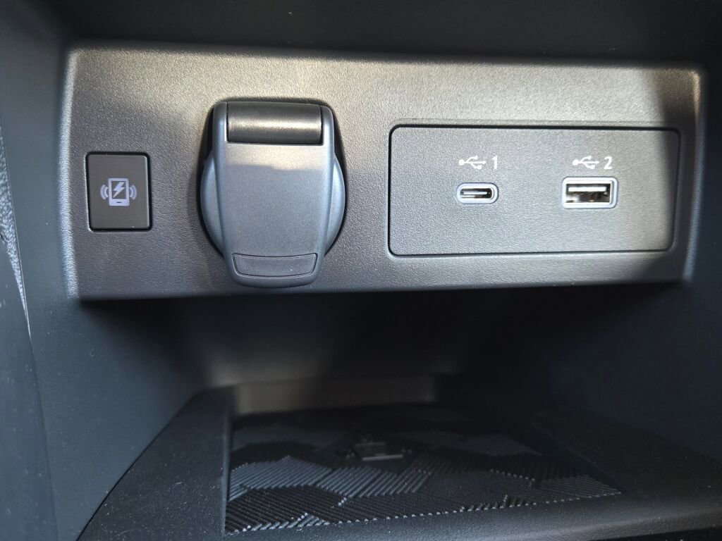 Used 2025 Nissan Versa SR w/ Trunk Package image 21