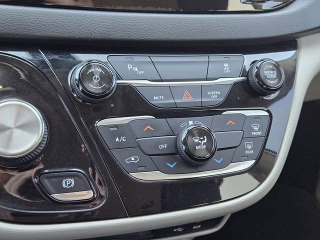 Used 2018 Chrysler Pacifica L image 20