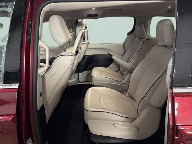 Used 2017 Chrysler Pacifica Platinum image 21