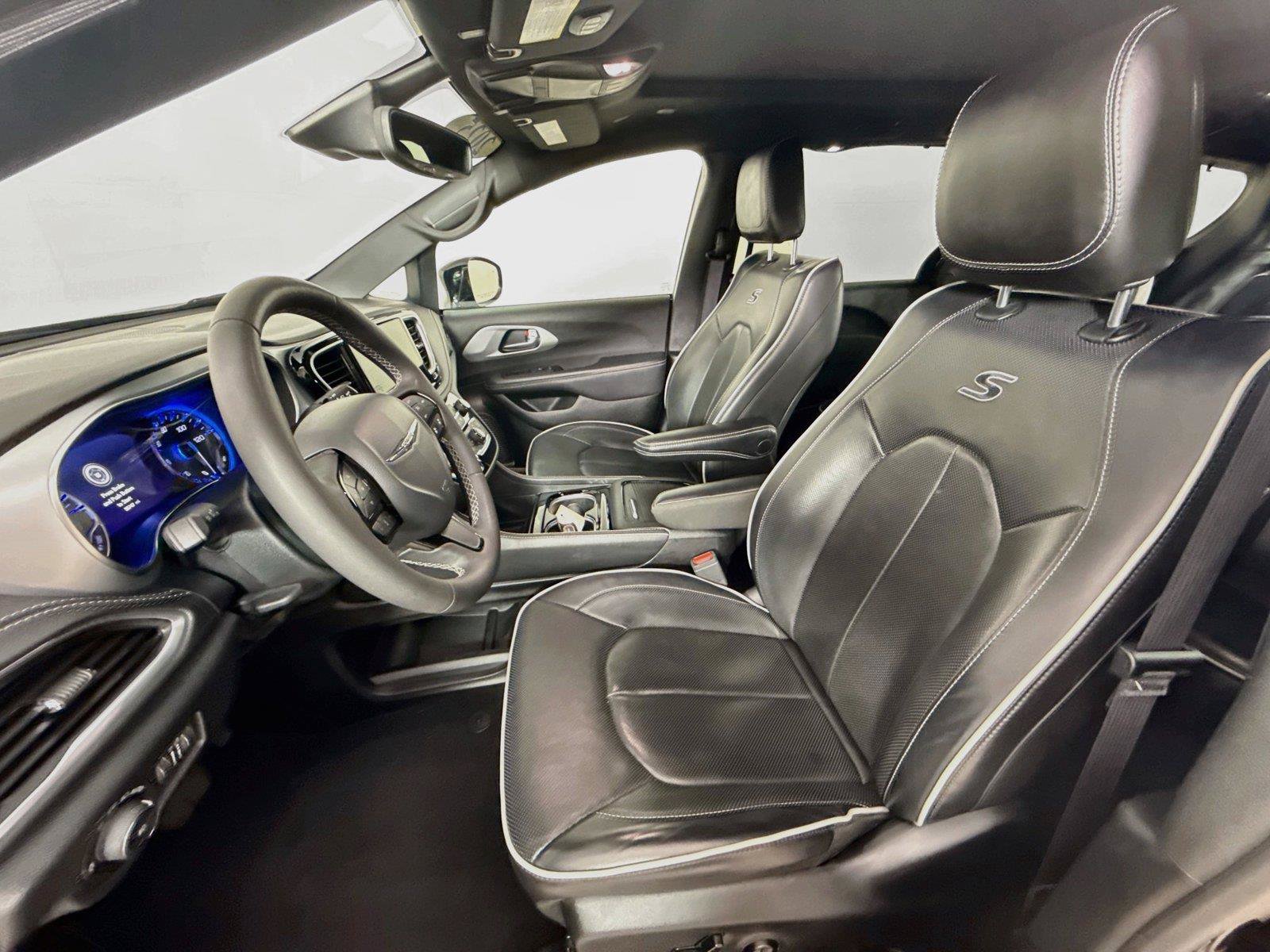 Used 2025 Chrysler Pacifica Limited FWD image 5
