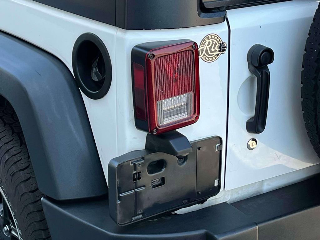 Used 2014 Jeep Wrangler Unlimited Rubicon w/ Max Tow Package AWD/4WD image 10