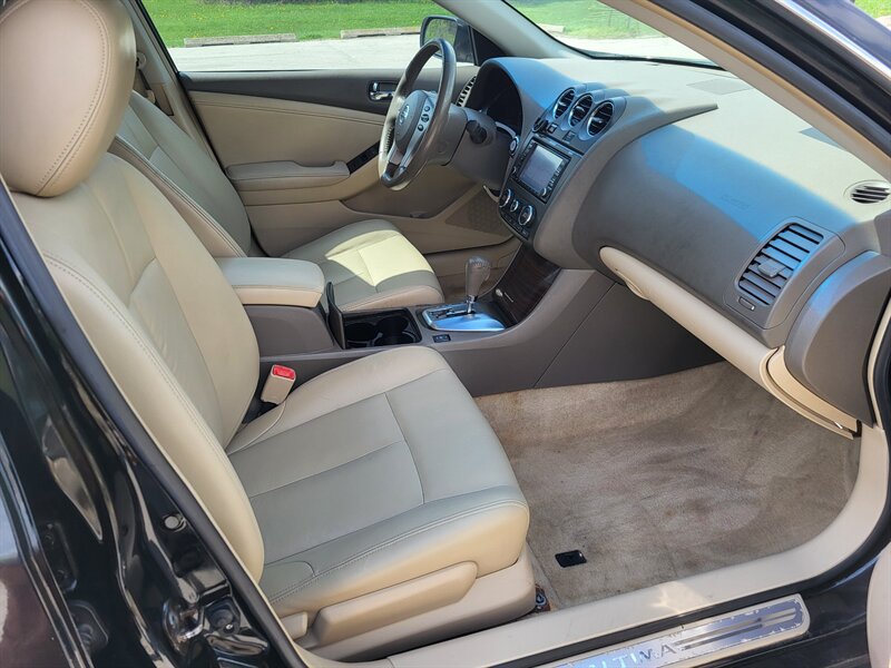 Used 2010 Nissan Altima 3.5 SR w/ Premium Pkg FWD image 12