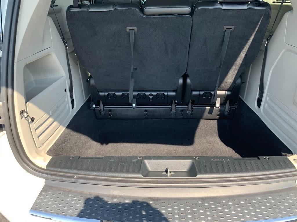 Used 2013 Chrysler Town & Country Touring FWD image 4