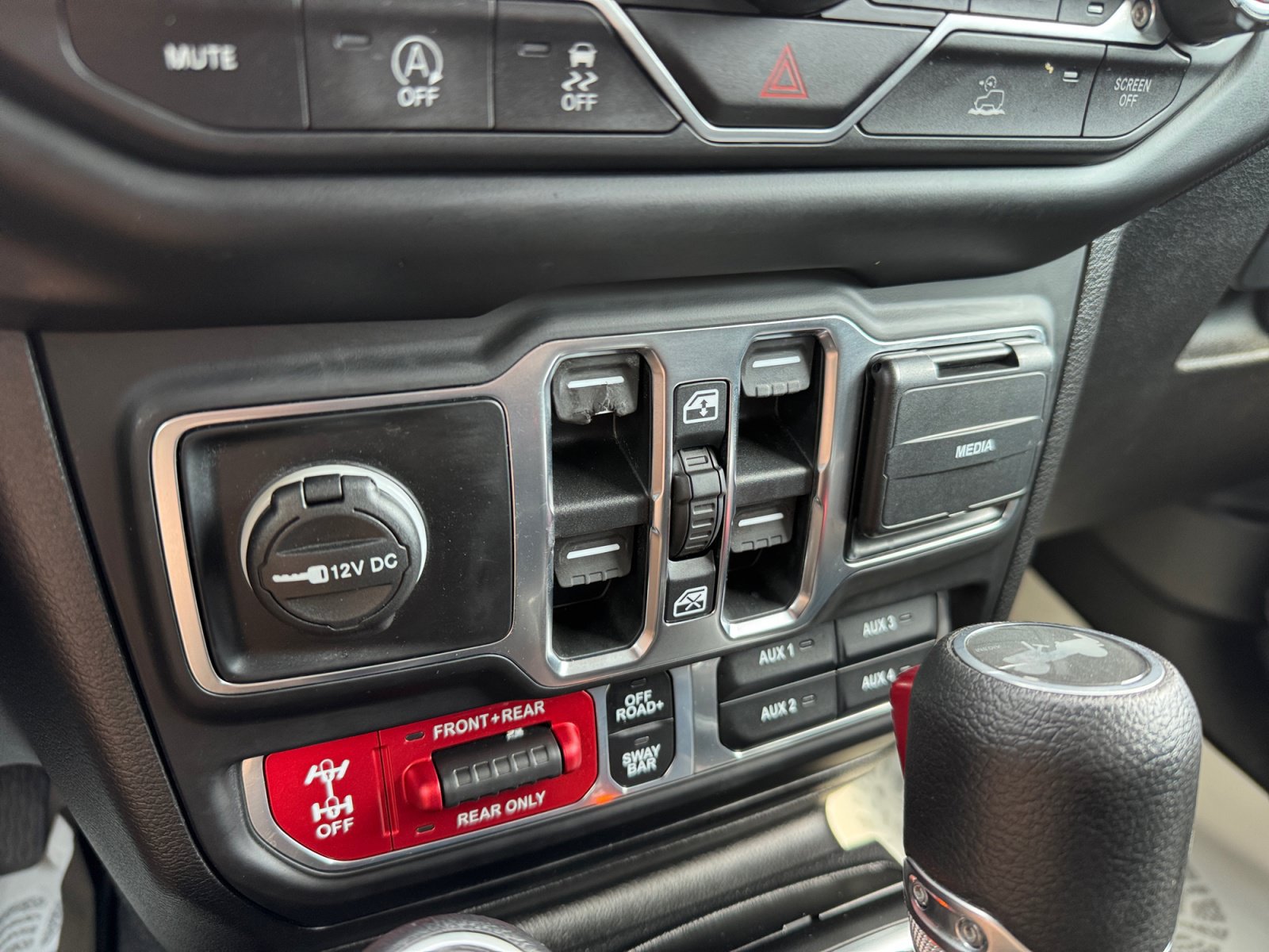 Used 2021 Jeep Wrangler Unlimited Rubicon w/ Cold Weather Group AWD/4WD image 17