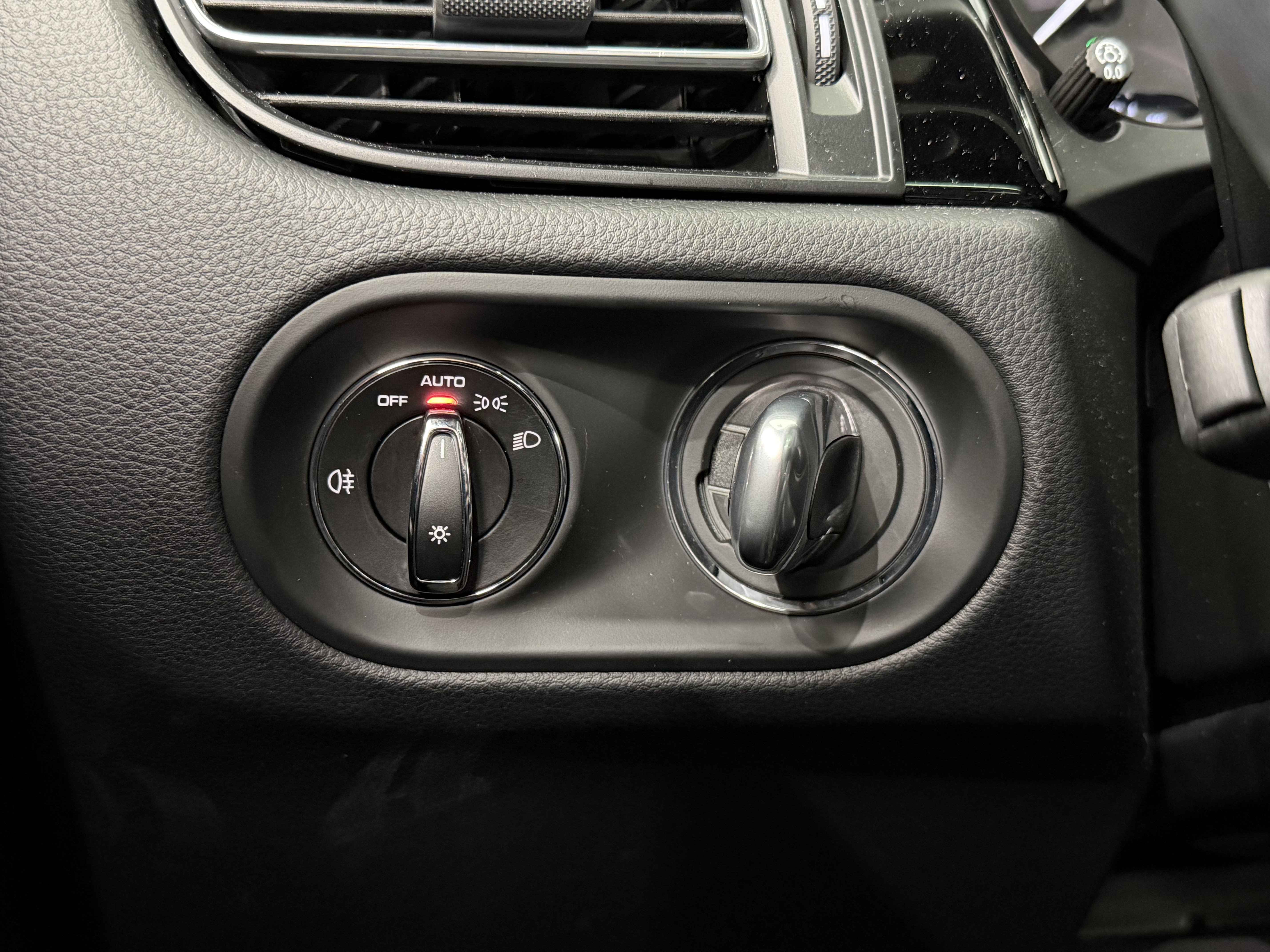 Certified 2025 Porsche Macan image 50