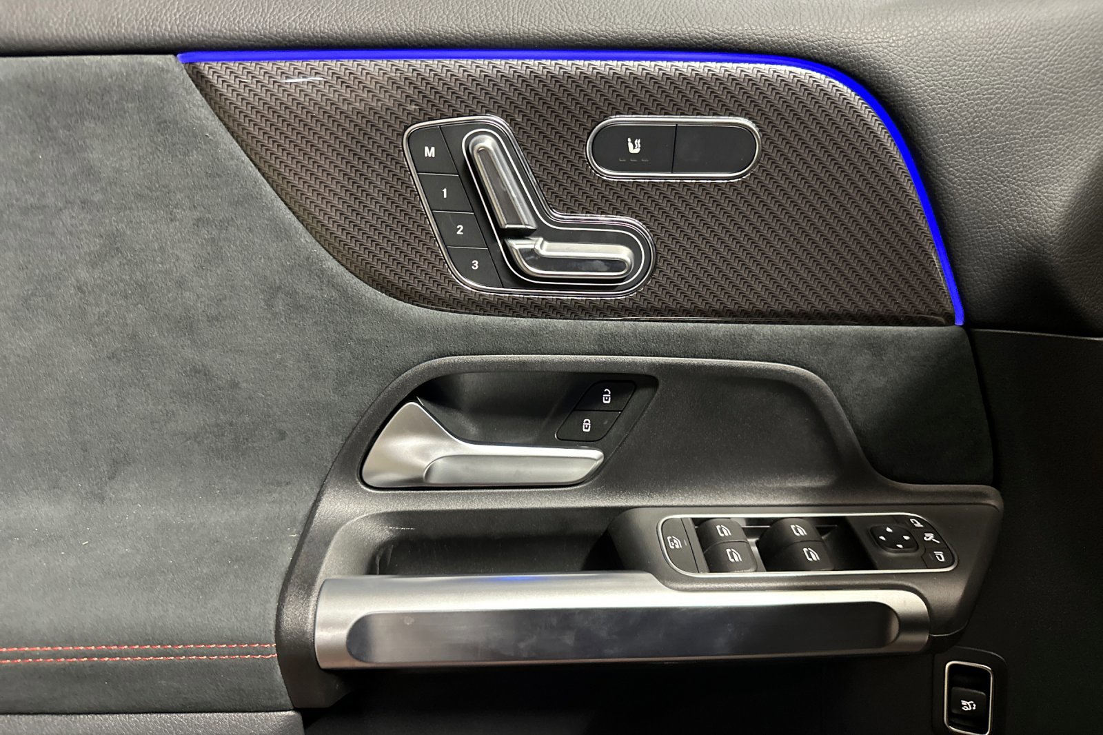 New 2025 Mercedes-Benz GLB 35 AMG 4MATIC image 12