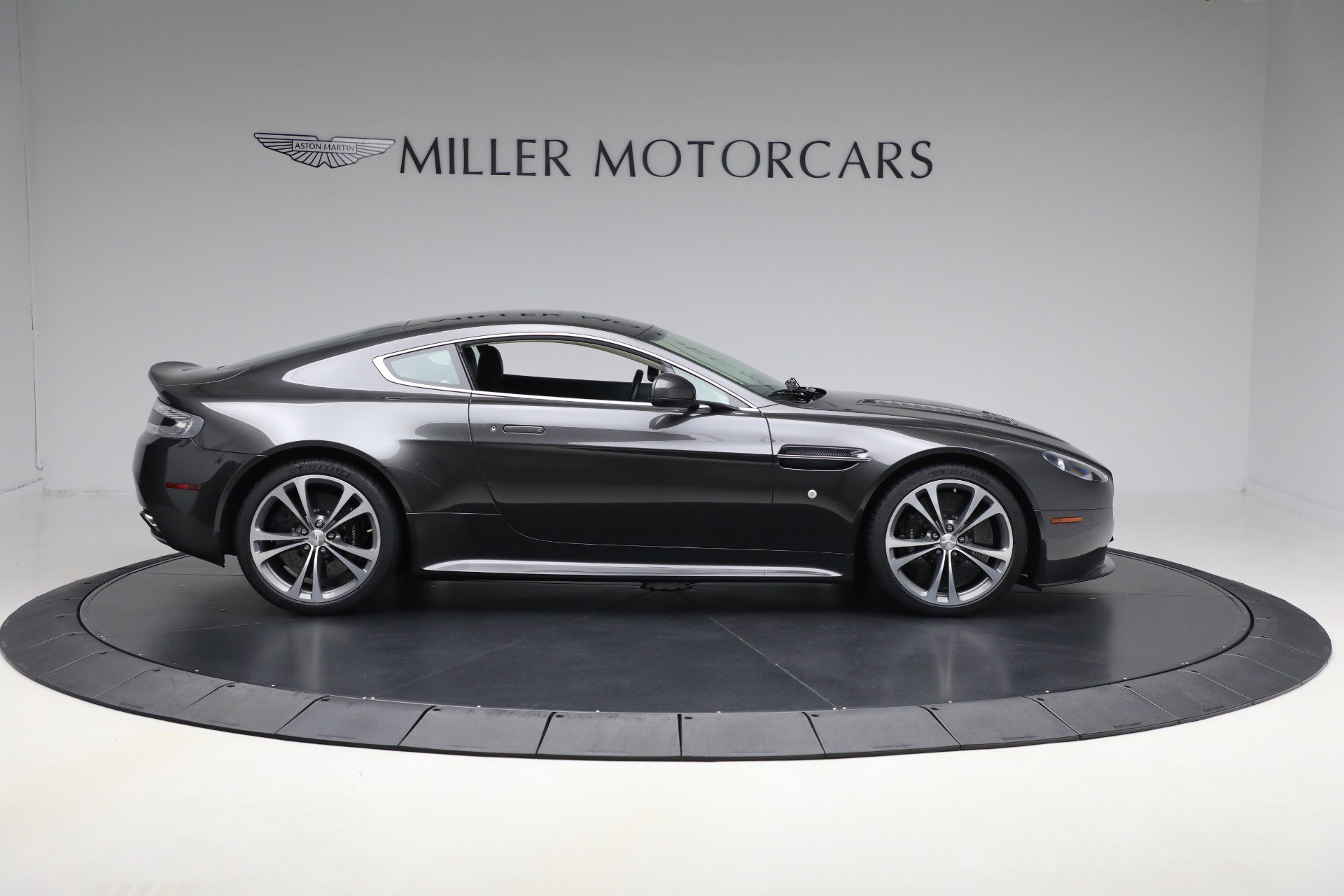Used 2011 Aston Martin V12 Vantage Coupe image 9