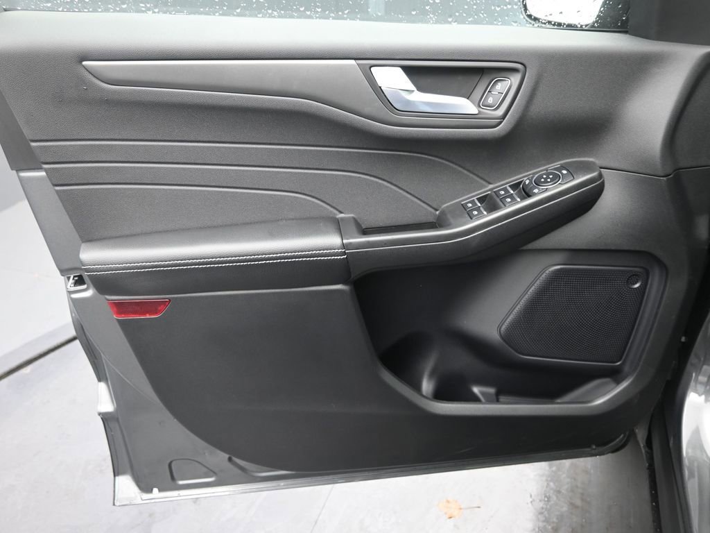 New 2026 Ford Escape SE w/ Class II Trailer Tow Package image 15