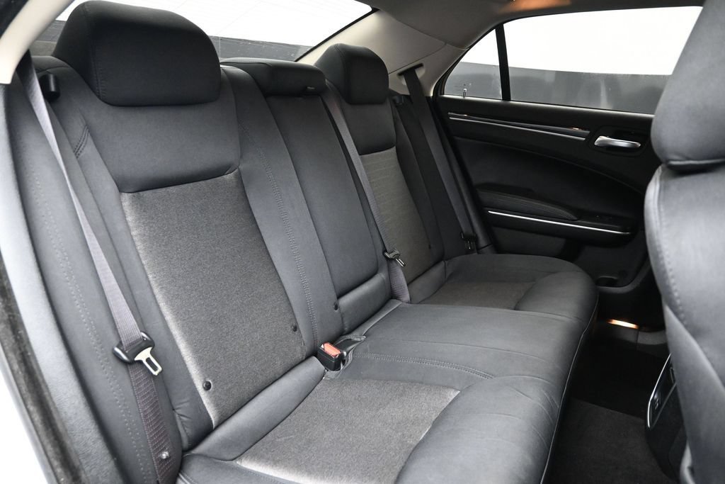 Used 2023 Chrysler 300 Touring w/ Safetytec Plus Group RWD image 31