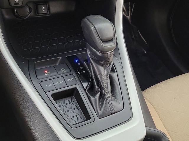 Used 2020 Toyota RAV4 XLE w/ Convenience Package FWD image 31