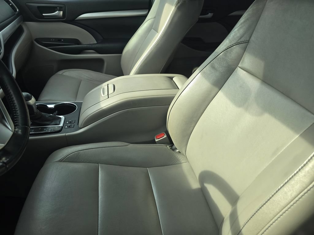 Used 2014 Toyota Highlander XLE FWD image 21