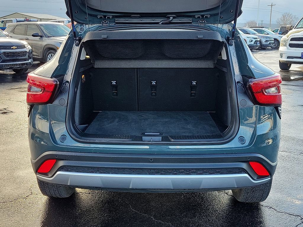 Used 2025 Chevrolet Trax LT w/ Driver Confidence Package image 8