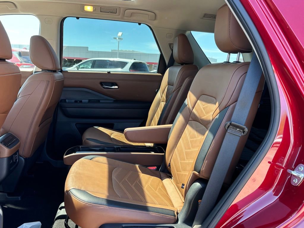 Used 2024 Nissan Pathfinder Platinum image 8