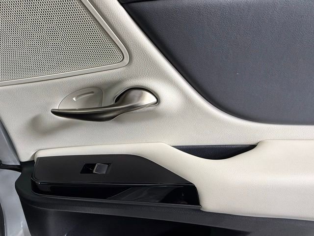 Used 2025 Lexus ES 300h w/ Premium Package image 32