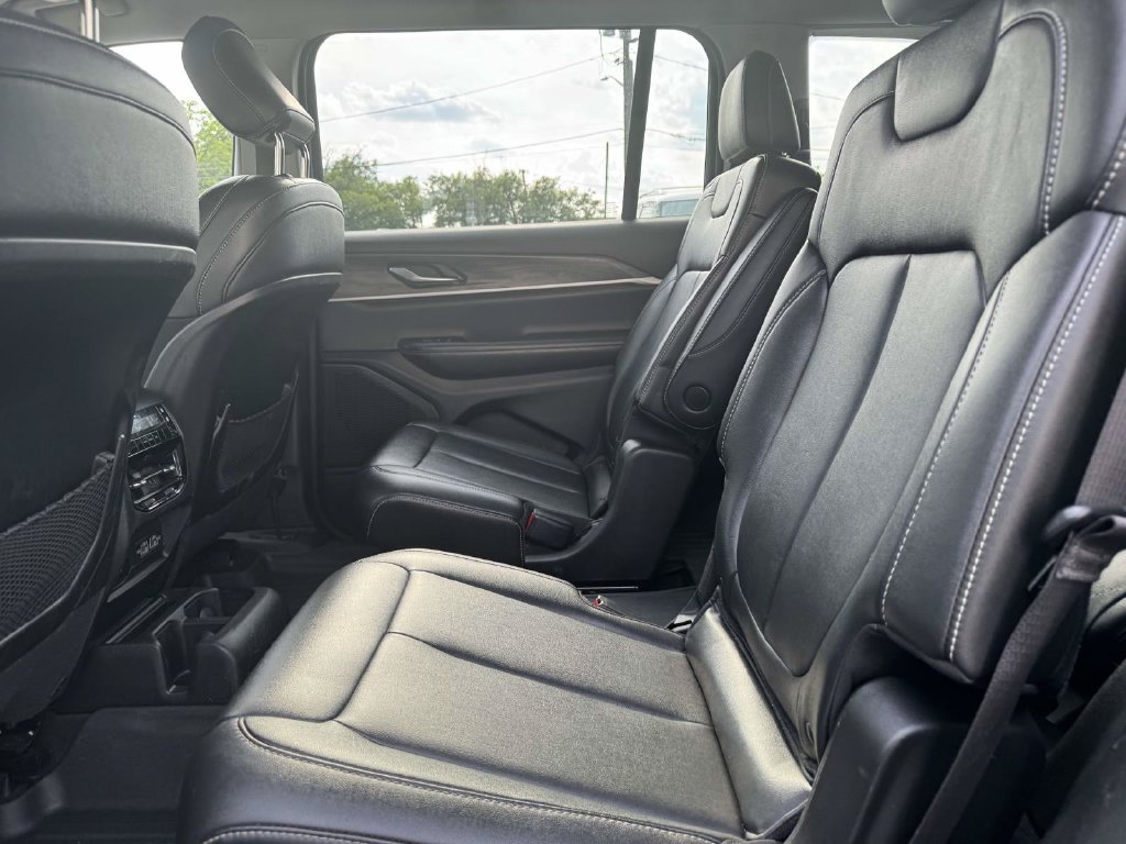 Used 2023 Jeep Grand Cherokee L Limited AWD/4WD image 10