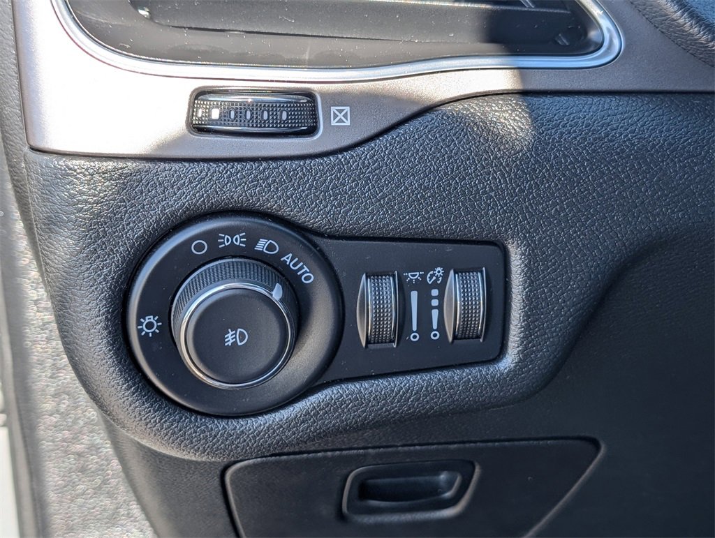 Used 2021 Jeep Cherokee Latitude Plus image 15