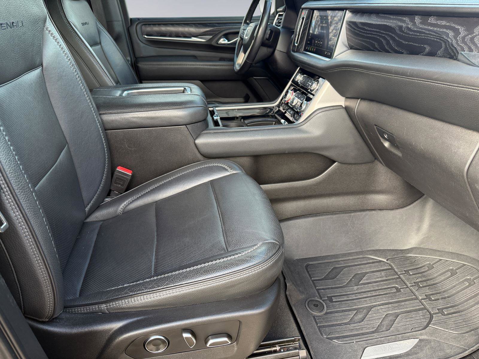 Used 2021 GMC Yukon Denali w/ Denali Premium Package image 13