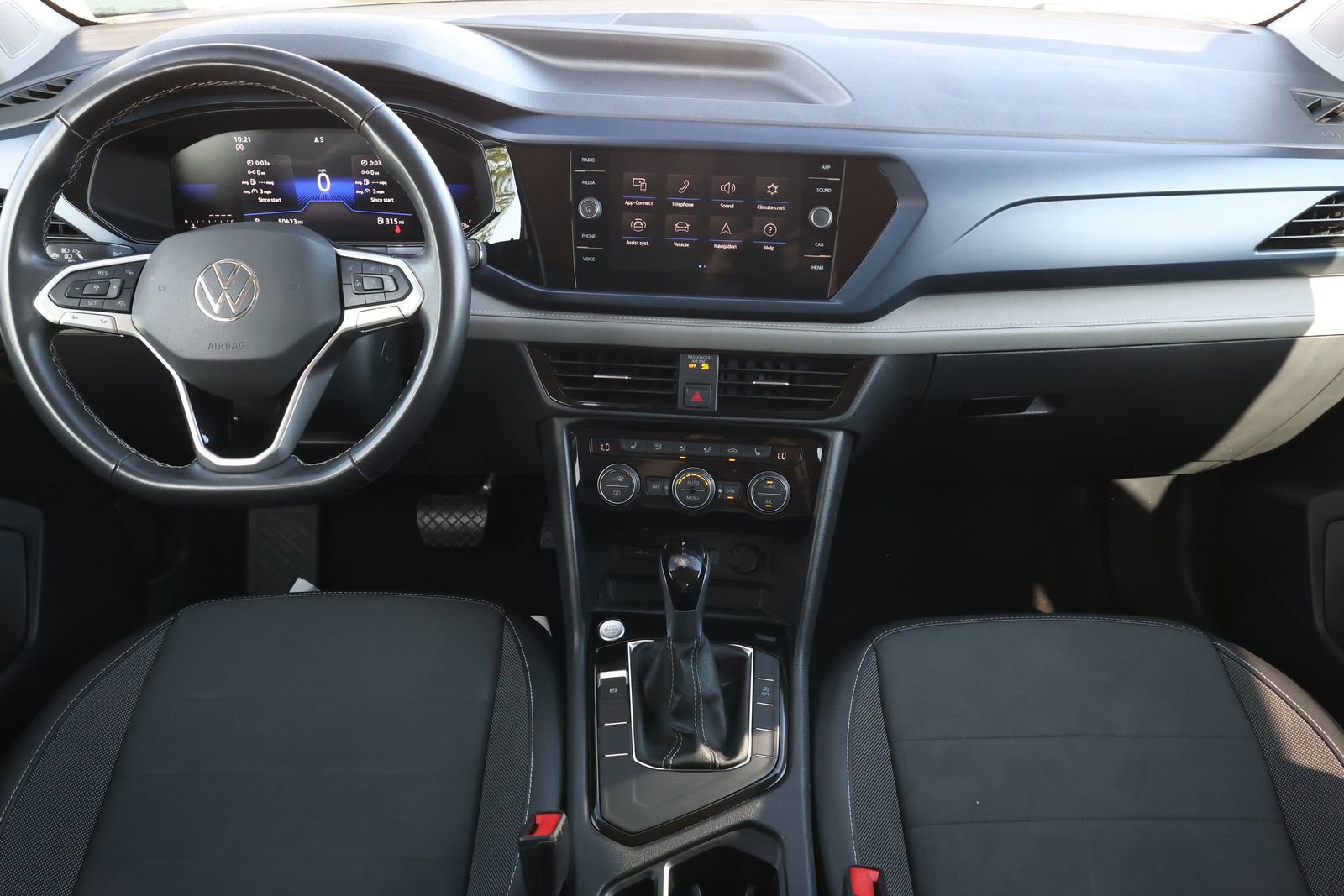 Used 2024 Volkswagen Taos SE image 2