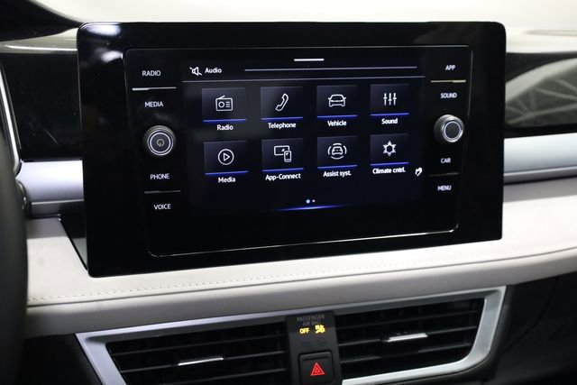 Used 2025 Volkswagen Taos SE w/ Black Wheel Package image 17