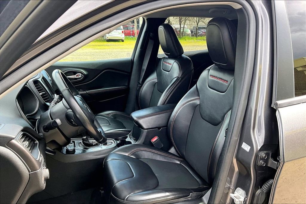 Used 2019 Jeep Cherokee Trailhawk w/ Cold Weather Group AWD/4WD image 9