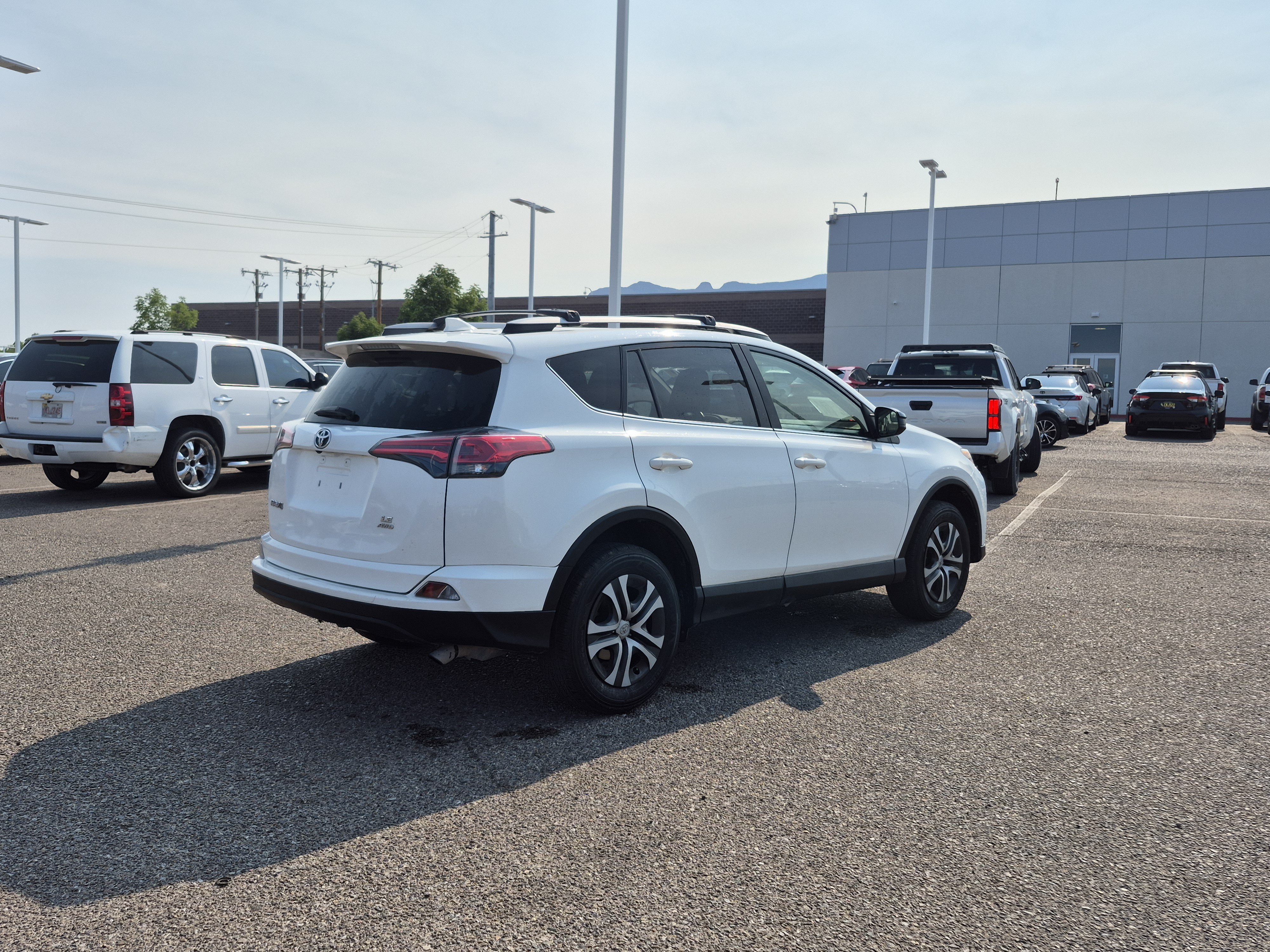 Used 2018 Toyota RAV4 LE w/ Carpet Mat Package AWD/4WD image 5
