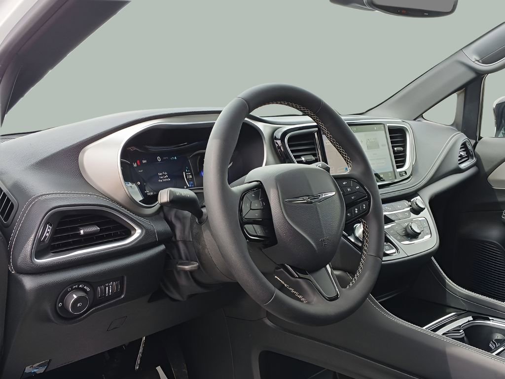 Used 2024 Chrysler Pacifica Premium image 12