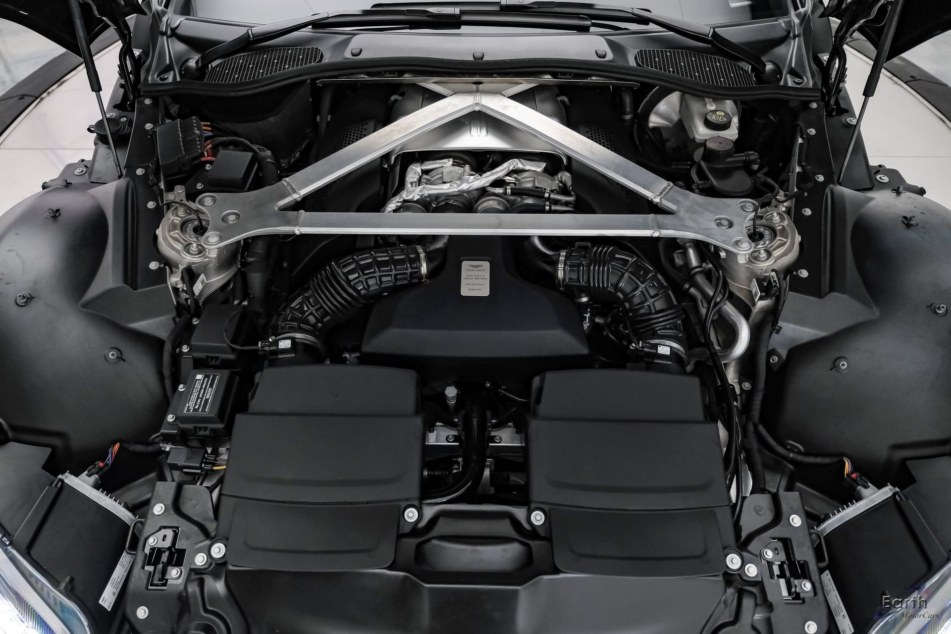 Used 2022 Aston Martin V8 Vantage Roadster RWD image 4