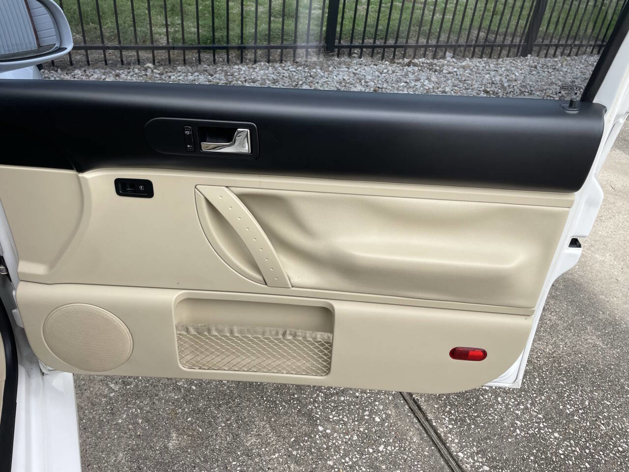 Used 2009 Volkswagen Beetle Base 2dr Coupe 5M image 17