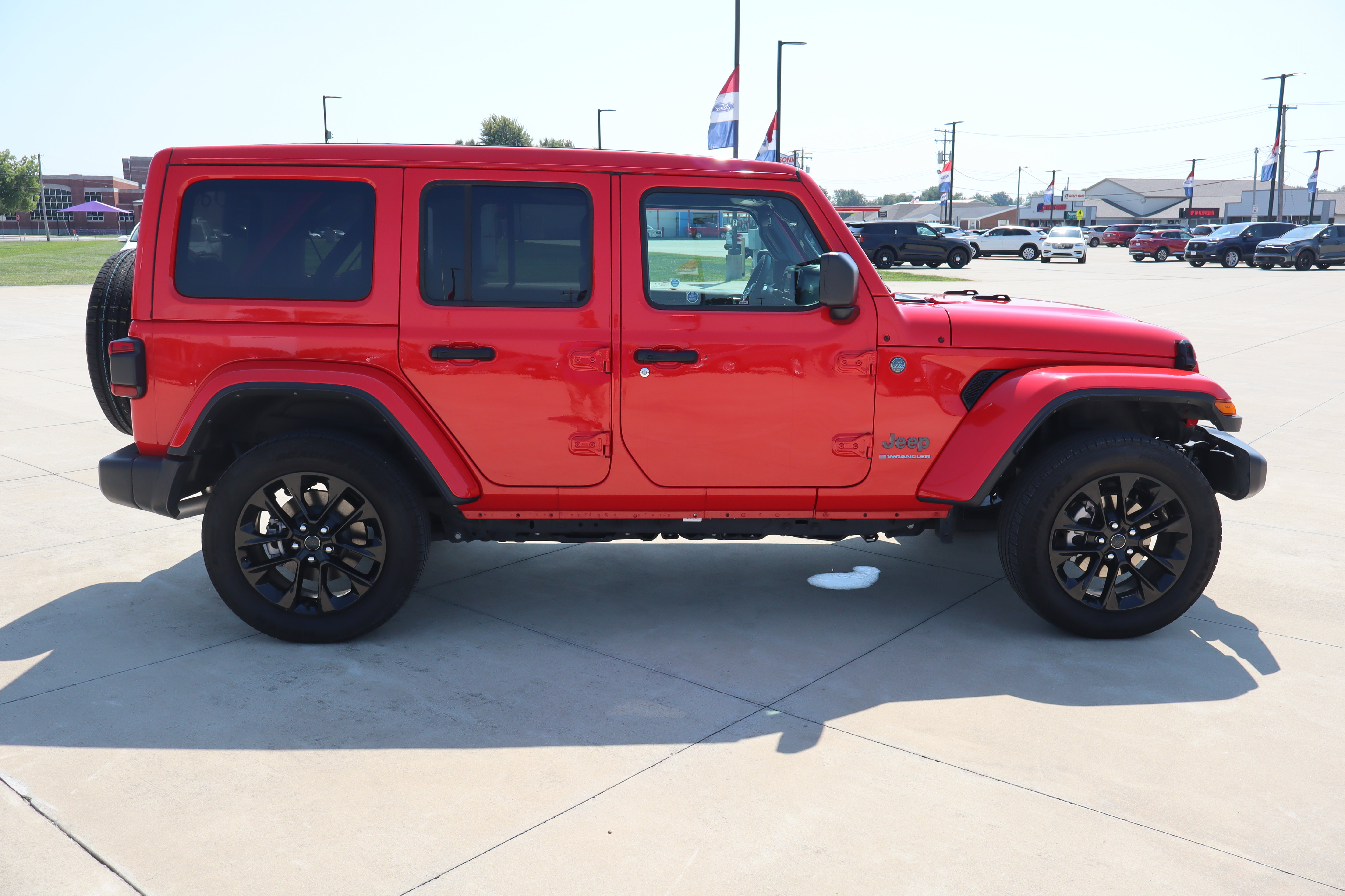 Used 2025 Jeep Wrangler Unlimited Sahara w/ Safety Group AWD/4WD image 4