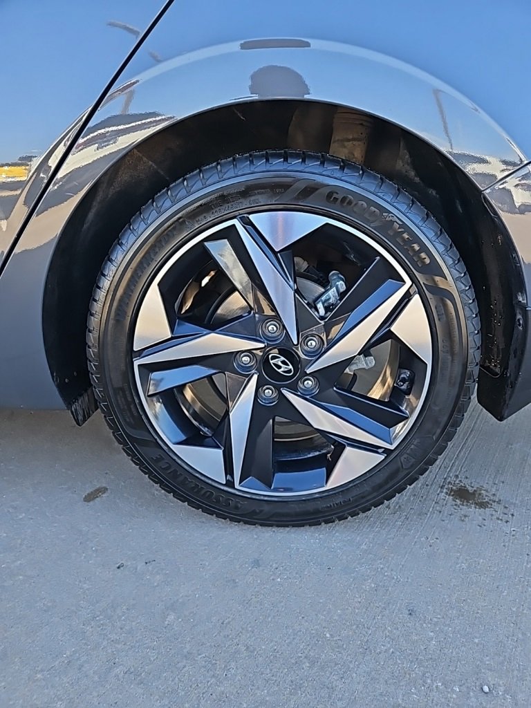 Used 2023 Hyundai Elantra Limited image 9