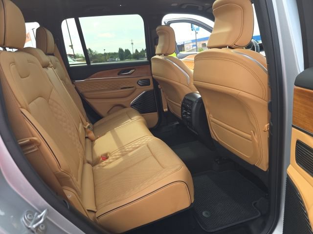 Used 2025 Jeep Grand Cherokee Summit AWD/4WD image 49