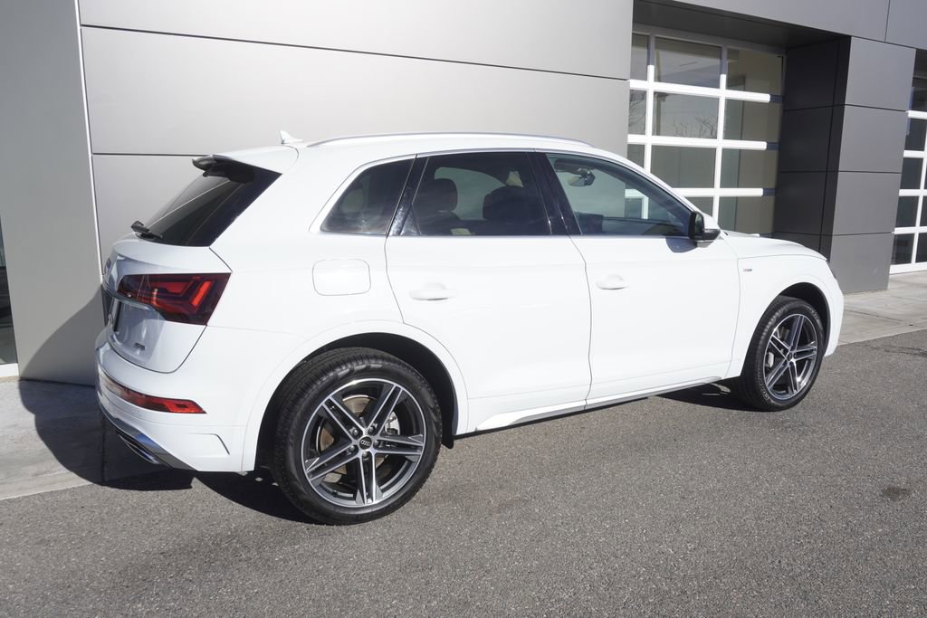 Used 2023 Audi Q5 e Premium w/ Convenience Package image 4