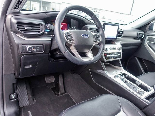 Used 2022 Ford Explorer XLT w/ Equipment Group 202A image 3