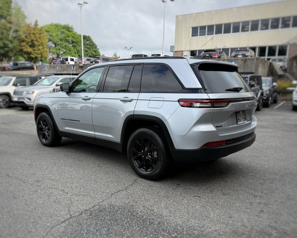 Used 2025 Jeep Grand Cherokee Altitude AWD/4WD image 12