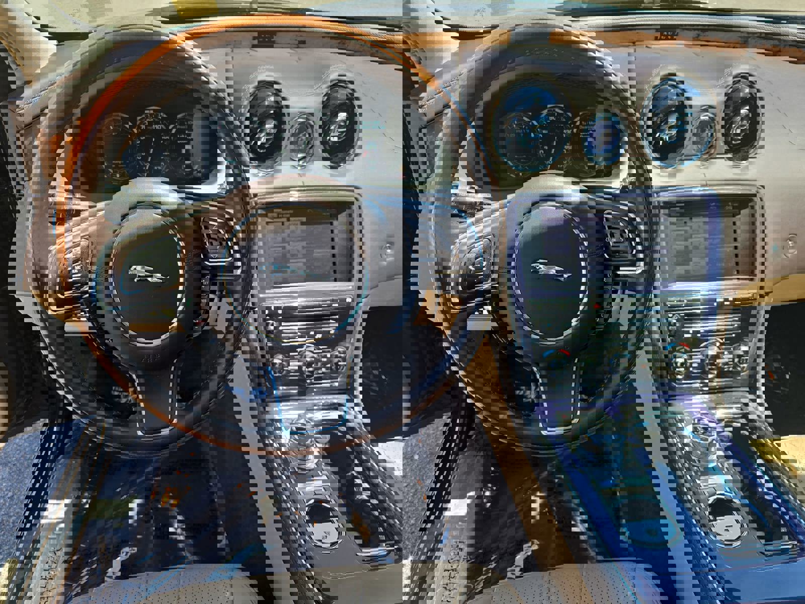 Used 2013 Jaguar XJ image 18