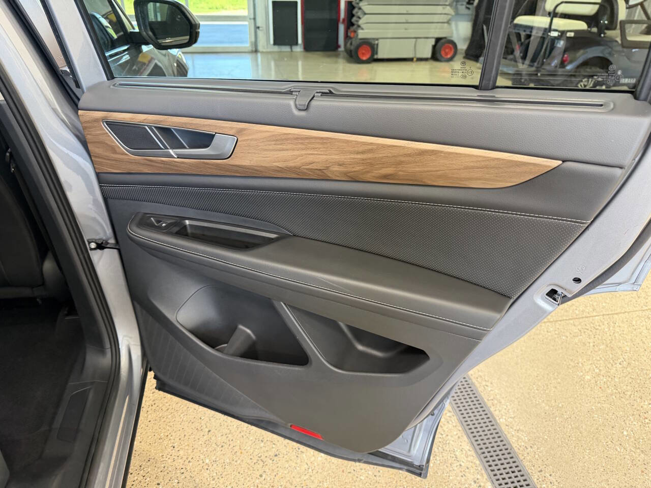 Used 2025 Volkswagen Atlas SE image 8