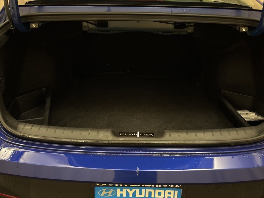 Certified 2025 Hyundai Elantra SE image 9