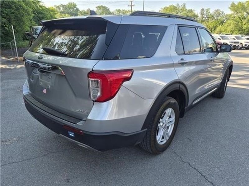 Used 2022 Ford Explorer XLT w/ Equipment Group 202A AWD/4WD image 38