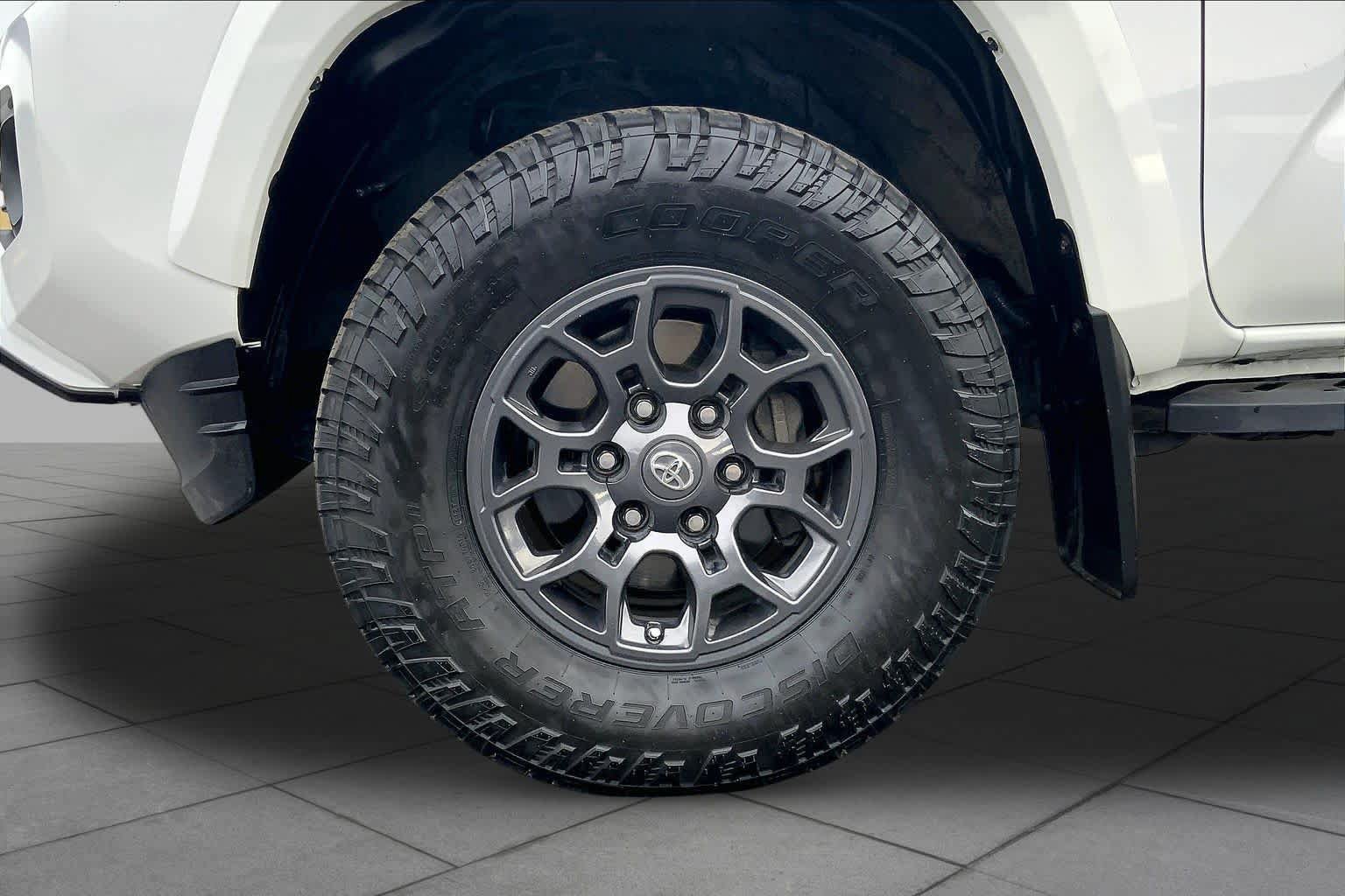 Used 2017 Toyota Tacoma SR5 w/ Tow Package RWD image 11