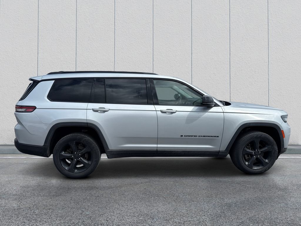 Used 2023 Jeep Grand Cherokee L Limited w/ Black Appearance Package AWD/4WD image 8