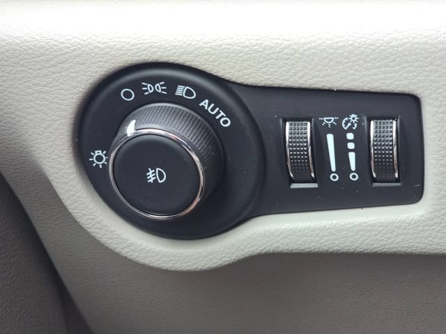 Used 2024 Chrysler Pacifica Touring-L FWD image 19