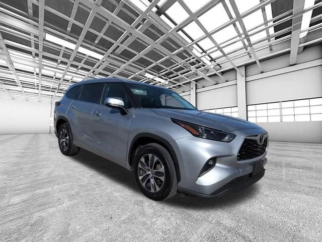 Used 2024 Toyota Highlander XLE FWD image 1