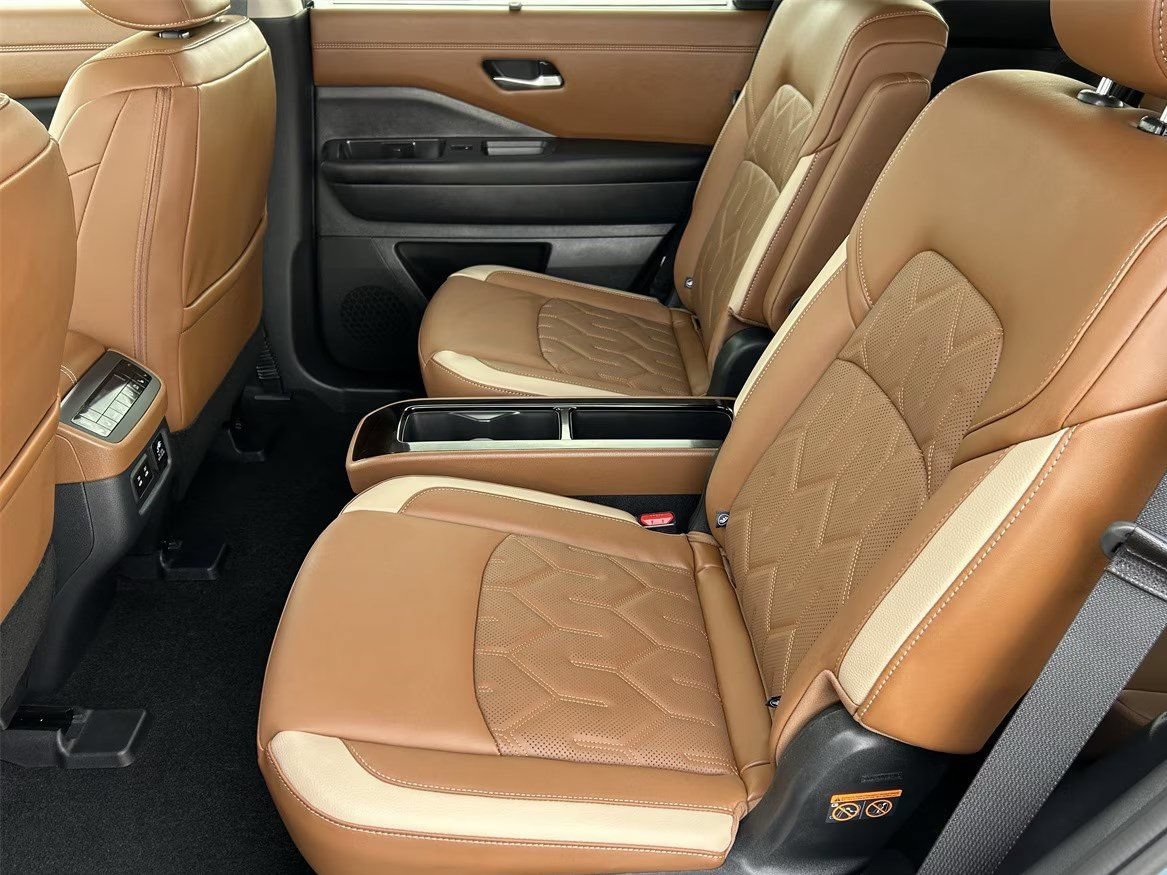 New 2026 Nissan Pathfinder Platinum FWD image 18