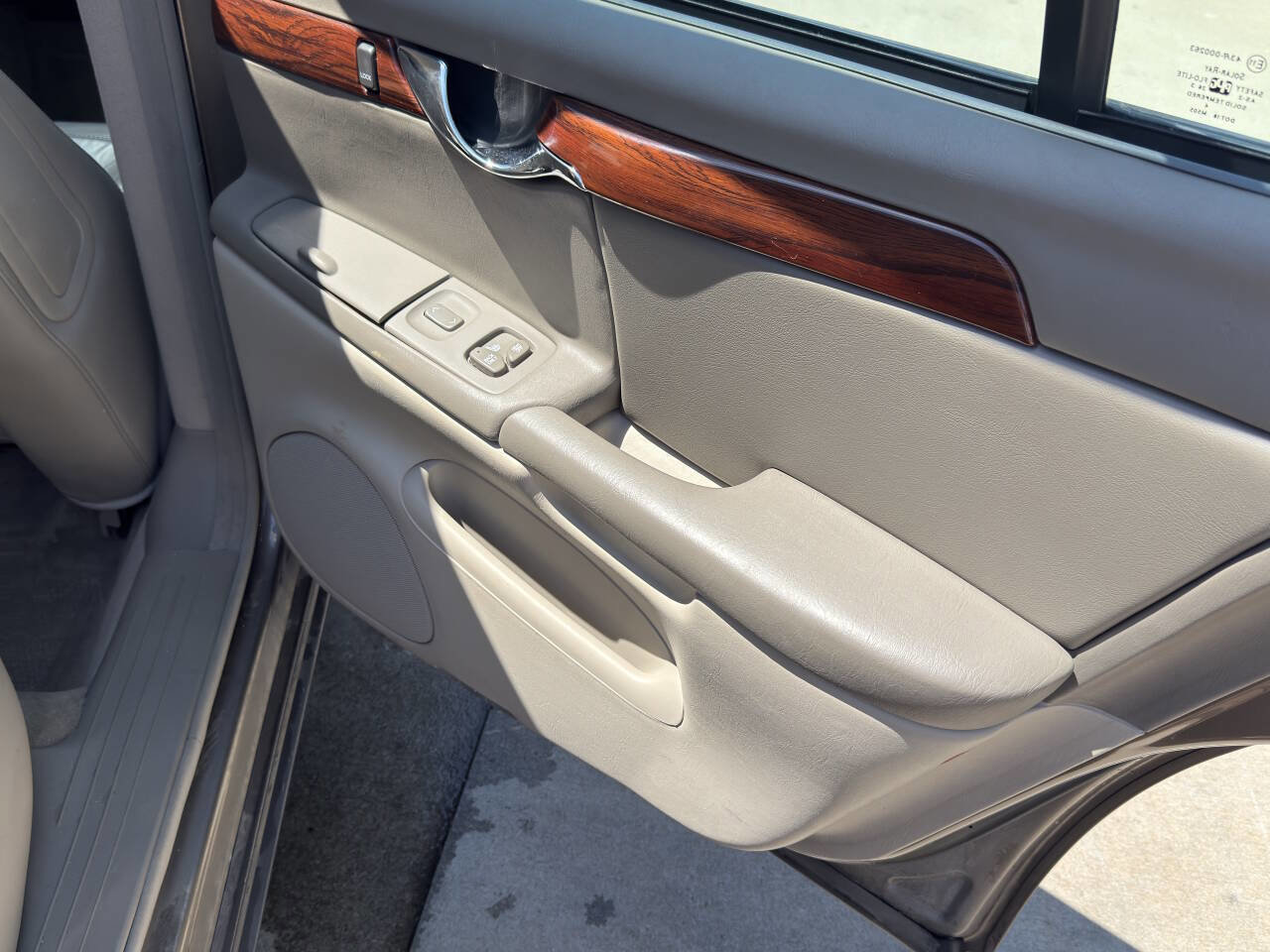 Used 2003 Cadillac De Ville w/ Comfort & Convenience Package FWD image 43
