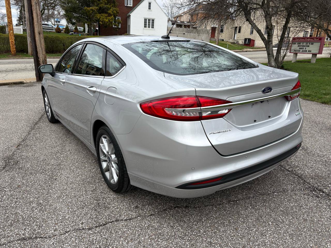 Used 2017 Ford Fusion SE w/ Fusion SE Technology Package image 6