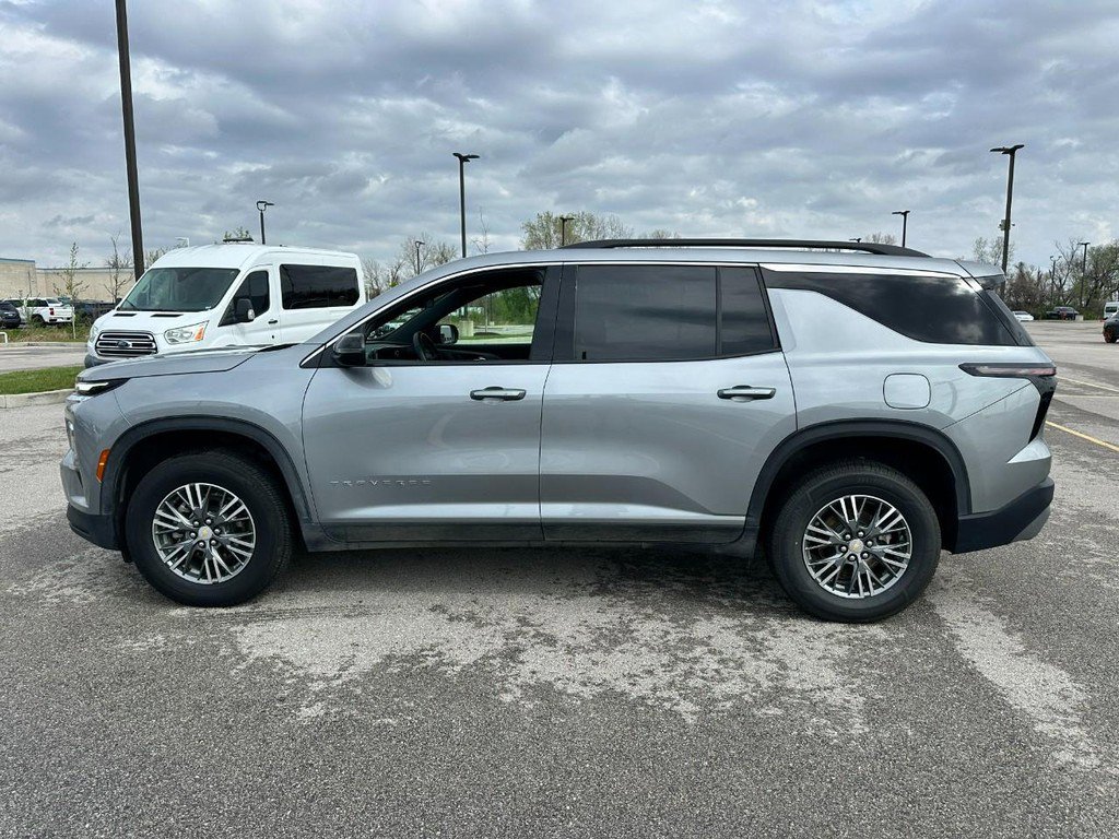 Used 2025 Chevrolet Traverse LT image 2